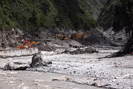 Rescue operations are underway at the site of a landslide in Jilong, Tibet, China. (Photo: Xinhua/VNA)