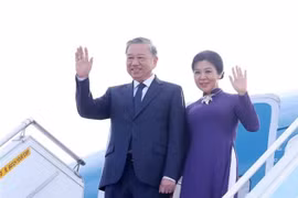 Party General Secretary To Lam and his spouse Ngo Phuong Ly leave Busan for Hanoi on August 13, concluding their four-day state visit to the Republic of Korea (Photo: VNA)