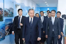 Party General Secretary To Lam visits Dongwon Global Terminal Busan in Busan city. (Photo: VNA)