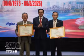 Chairman of the Nghe An provincial People's Committee Vo Trong Hai (centre) presents certificates of merit to contributors to Vietnam - Thailand ties. (Photo: VNA)