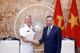 General Secretary of the Communist Party of Vietnam (CPV) Central Committee and State President To Lam (right) and Admiral Samuel Paparo, Commander of the United States Pacific Command (USPACOM), at their meeting in Hanoi on August 5. (Photo: VNA)