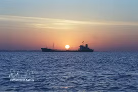 An oil tanker anchored off Qeshm Island in the Strait of Hormuz. (Photo: Middle East Eye/VNA)