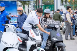 A customer tries a VinFast e-motorbike. (Photo: VNA)