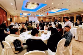 At the gathering of Vietnamese workers in Nitsiakos company to celebrate the Lunar New Year (Tet). (Photo: The Courtesy of the Vietnamese Embassy in Greece)