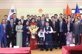 Party General Secretary To Lam meets with staff of the Vietnamese Embassy in Seoul, as well as members of the Vietnamese community in the Republic of Korea (Photo: VNA)