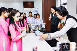 Students of Hanoi Tourism College practice bartending. (Photo: qdnd.vn)