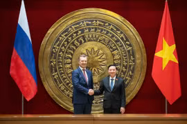 National Assembly Vice Chairman Nguyen Khac Dinh (R) and visiting First Deputy Speaker of Federation Council of Russia's Federal Assembly Andrey Vladimirovich Yatskin in Hanoi on December 1. (Photo: quochoi.vn)