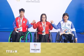 Swimmer Vi Thi Hang (centre) wins the gold medal in the women’s 100m backstroke (S6–S7) at the 13th ASEAN Para Games. (Photo: VNA)