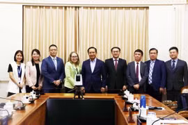 Nguyen Van Duoc (middle), Chairman of Ho Chi Minh City People's Committee, holds a working session with Sarah Kemp (4th from left), Vice President of International Government Affairs at Intel Corporation on July 8. (Photo: VNA)