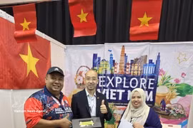 Ngo Quang Hung, representative of the Vietnam Trade Office in Malaysia, introduces Vietnamese products at the Melaka International Halal Fair, held from May 16-19, 2026. (Photo: VNA)