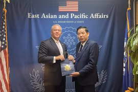 Deputy Minister of National Defence Sen. Lt. Gen. Nguyen Van Gau (right) and US Assistant Secretary of State for East Asian and Pacific Affairs Michael George DeSombre at their meeting on August 10 (Photo published by VNA)