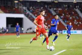 Vietnam’s Hoang Hen (No. 10) battles past a Thai defender. (Photo: VNA)