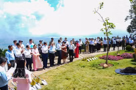 The Chinese Embassy delegation and Tay Ninh leaders attend the Vietnam–China friendship tree presentation and planting ceremony at the Ba Den Mountain national tourism area on August 22, 2026. (Photo: VNA)