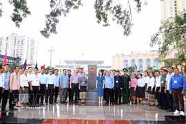 The Luang Prabang delegation visits the Mong Cai international border gate in Quang Ninh province. (Photo: VNA)