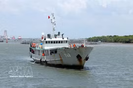Ship 743 brings fisherman Truong Van Chung back to the Naval Squadron 129 port at noon on August 18, 2026. (Photo: VNA)