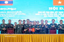 Representatives of the Nghe An provincial Border Guard Command and the Military Commands and Departments of Public Security of the three Lao provinces of Xiengkhuang, Bolikhamsai and Houaphanh at the MoU signing ceremony. (Photo: VNA)