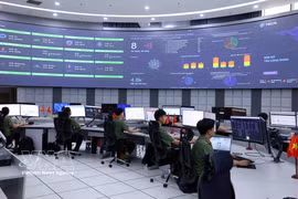 Officers and soldiers of the Department of Cybersecurity and High-Tech Crime Prevention under the Ministry of Public Security monitor malware trend charts and directly assess potential threats in cyberspace. - Illustrative image (Photo: VNA) 