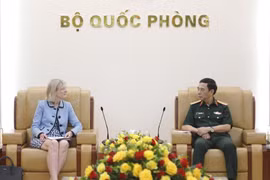 Deputy Prime Minister and Minister of National Defence General Phan Van Giang (R) and Australian Ambassador to Vietnam Gillian Bird at their meeting in Hanoi on July 29, 2026. (Photo: VNA)