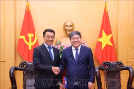 Assoc. Prof. Dr. Nguyen Duy Bac (R), Standing Vice President of the Ho Chi Minh National Academy of Politics, and visiting Acting Chairman of the Commission for External Relations of the Lao People's Revolutionary Party (LPRP) Central Committee Bounleua Phandanouvong. (Photo: VNA)