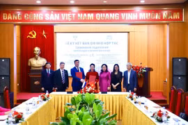 Representatives from the Ho Chi Minh Relic Site at the Presidential Palace and Saint Petersburg State University of Russia at the MoU signing ceremony. (Photo: VNA)