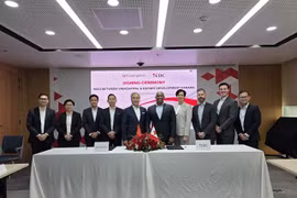 The MoU signing ceremony between Export Development Canada (EDC) and VinaCapital in HCM City on August 14. (Photo courtesy of the Consulate General of Canada in HCM City)