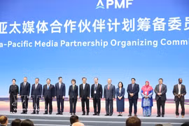 Deputy General Director of the Vietnam News Agency Doan Thi Tuyet Nhung (fifth, right) and representatives of regional news agencies and media organisations attend the launch of the Asia-Pacific Media Partnership Organising Committee at the Asia-Pacific Media Forum. (Photo: VNA)