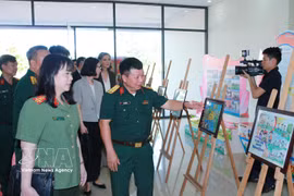 Delegates visit a photo exhibition showcasing mine prevention activities in Vietnam. (Photo: VNA)