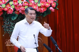 Prime Minister Le Minh Hung delivers concluding remarks at the working session with the Standing Board of the Party Committee of Vinh Long province on May 26. (Photo: VNA)