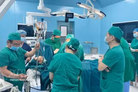 Specialist doctors from Binh Dan Hospital in Ho Chi Minh City coordinate to perform emergency surgery on a resident with traumatic injuries in Con Dao. (Photo: VNA) 