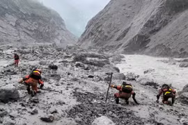 Rescue workers operate at a site devastated by flash floods and landslides in Tibet Autonomous Region, China, on August 29, 2026 (Photo: Xinhua/VNA) 