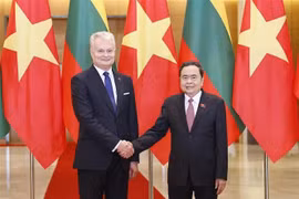 National Assembly Chairman Tran Thanh Man (R) welcomes Lithuanian President Gitanas Nauseda in Hanoi on June 12 (Photo: VNA)