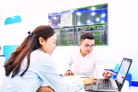 Investors follow stock market changes. (Photo: nhandan.vn)