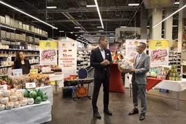 Vietnamese Ambassador to Germany Vu Quang Minh (right) thanks Selgros Lichtenberg CEO Marco Berger for creating conditions for Vietnamese agricultural products to reach German customers (Photo: VNA)