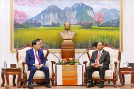 Senior Lieutenant General Le Quoc Hung (L), member of the Communist Party of Vietnam (CPV) Central Committee and Deputy Minister of Public Security, and General Vilay Lakhamfong, Politburo member and permanent member of the Secretariat of the Lao People’s Revolutionary Party (LPRP) Central Committee. (Photo: VNA)