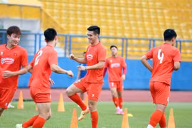 Nguyen Tien Linh (centre) and teammates at their training on March 24. Linh will take charge of Vietnam's front line against Laos in their 2027 Asian Cup qualification match on March 25. (Photo: VFF)