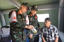 Vietnamese medical officers give medicine to a local man in Myanmar. (Photo: VNA broadcasts)