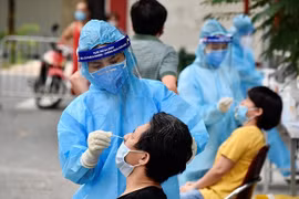 People undergo COVID-19 testing during the COVID-19 outbreak in 2021. (Photo: VNA)