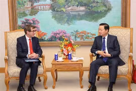 Deputy Prime Minister Tran Hong Ha (right) receives visiting French Inter-ministerial Delegate on Strategic Metals and Minerals Supply Benjamin Gallezot in Hanoi on January 21. (Photo: VNA)