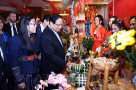 Prime Minister Pham Minh Chinh and his spouse visits a Tet booth of the Vietnamese community at the event (Photo: VNA)
