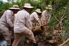 The MAG's mobile team safely moves the bomb to the area for detonation. (Photo: VNA)