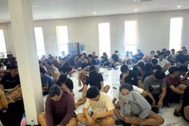 Authorities in Banteay Meanchey province raids a building used for online fraud in Poipet city, arresting more than 270 people and seizing a large amount of evidence in July (Photo: AKP/VNA)