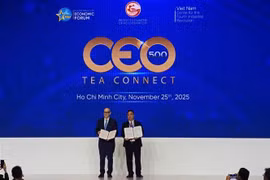 Representatives of HCM City and Biance announce the MOU on cooperation to accelerate the development of Vietnam’s International Financial Centre in HCM City. (Photo: VNA)