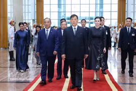 King of Thailand Maha Vajiralongkorn Phra Vajiraklaochaoyuhua and Queen Suthida Bajrasudhabimalalakshana arrive in Hanoi on September 14. (Photo: VNA)