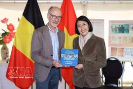 Vietnamese Ambassador to Belgium Nguyen Huong Tra (right) presents a book on the world's affection for President Ho Chi Minh to PTB Deputy General Secretary Benjamin Pestieau, at ManiFiesta 2026. (Photo: VNA) 