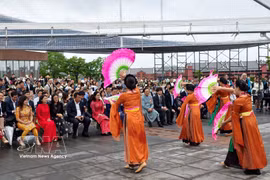 Festival goers enjoy a performance. (Photo: VNA)