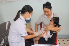 A medical worker administer the IPV polio vaccine to children in An Thạnh Thủy commune, Dong Thap province. (Photo: VNA)