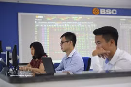 Traders work on a trading floor of a securities firm. (Photo: VNA)