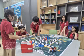Students experience robotic products (Photo: VNA)