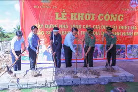 Delegates break the ground to build houses for families severely affected by Typhoon Bualoi and its aftermath in Ninh Binh province. (Photo: VNA)