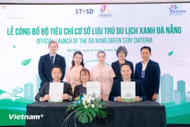 The Da Nang Hotel Association and accommodation establishments sign a commitment to work together to implement the Da Nang Green Stay Criteria. (Photo: VietnamPlus)